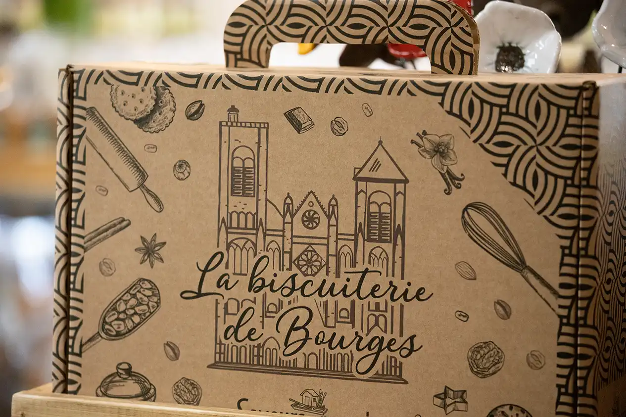 photo d'une boite en carton avec la cathédrale saint etienne de bourges illustrée