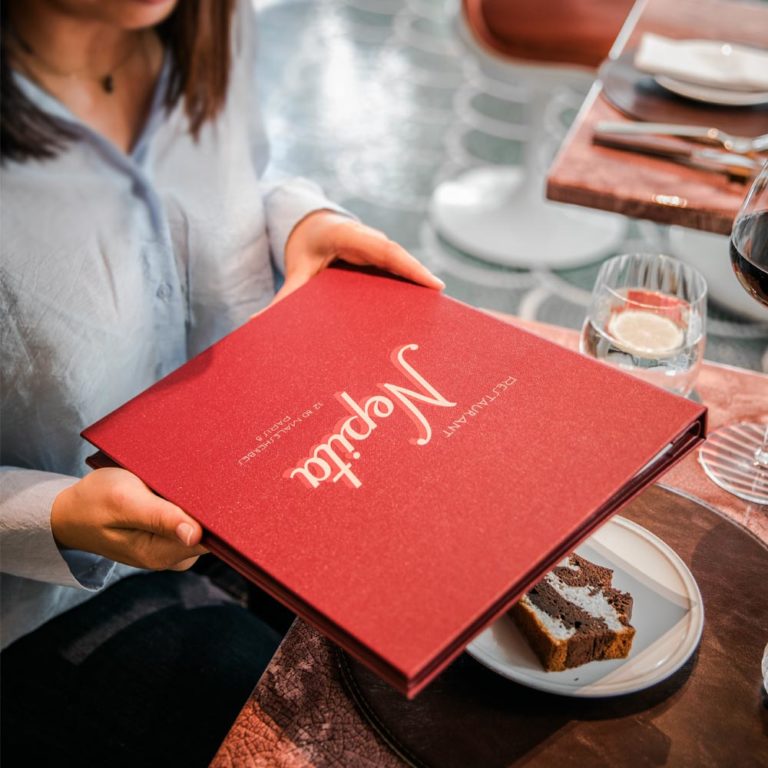 photo d'un protège menu dans un restaurant