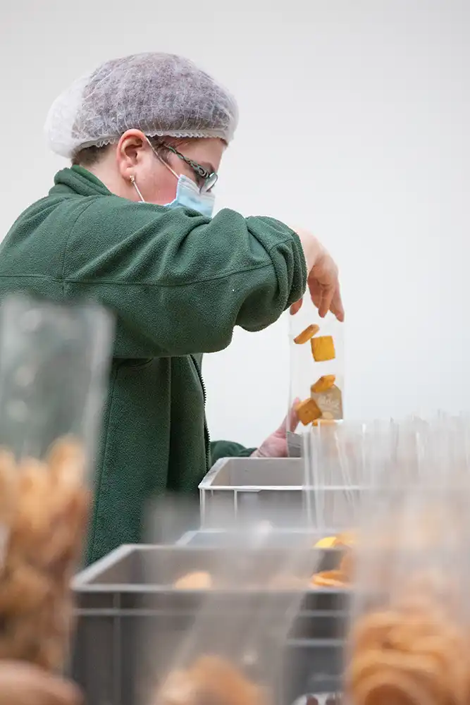 photo de quelqu'un en train d'ensacheter chez saveurs des marais