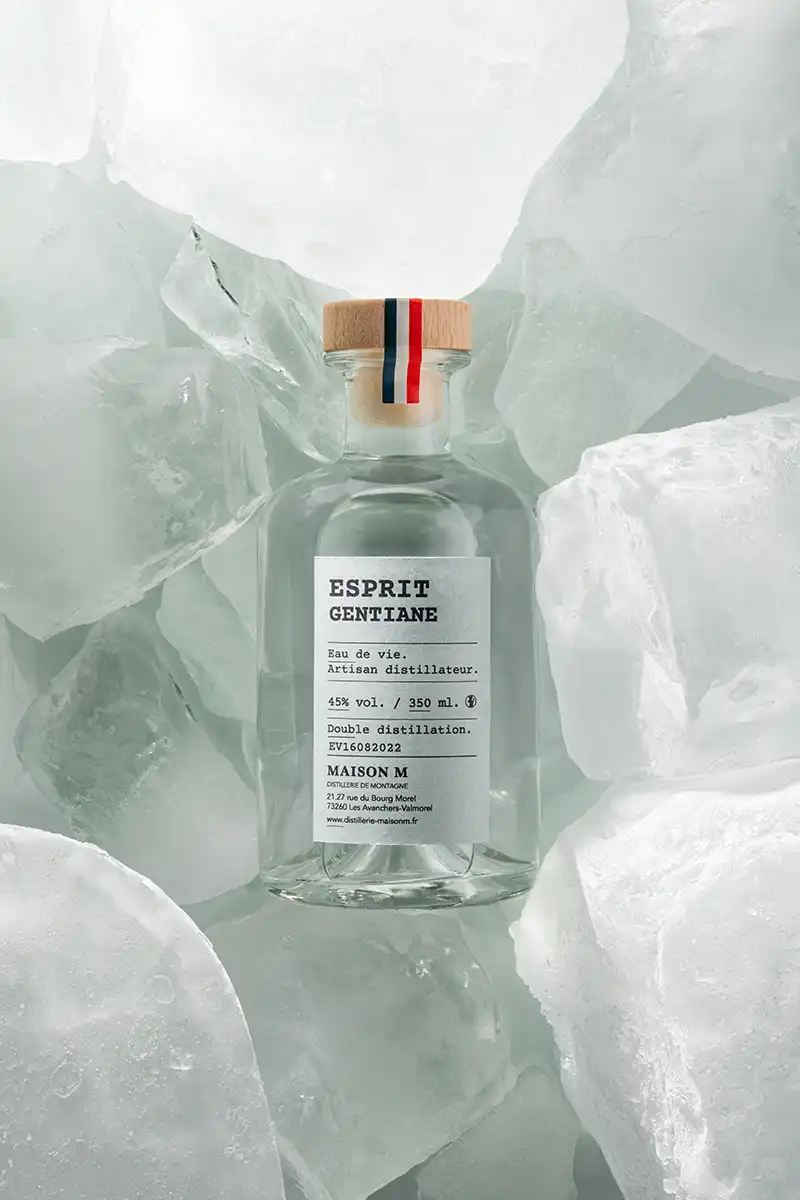 photo de la bouteille de gin 8 de maison m