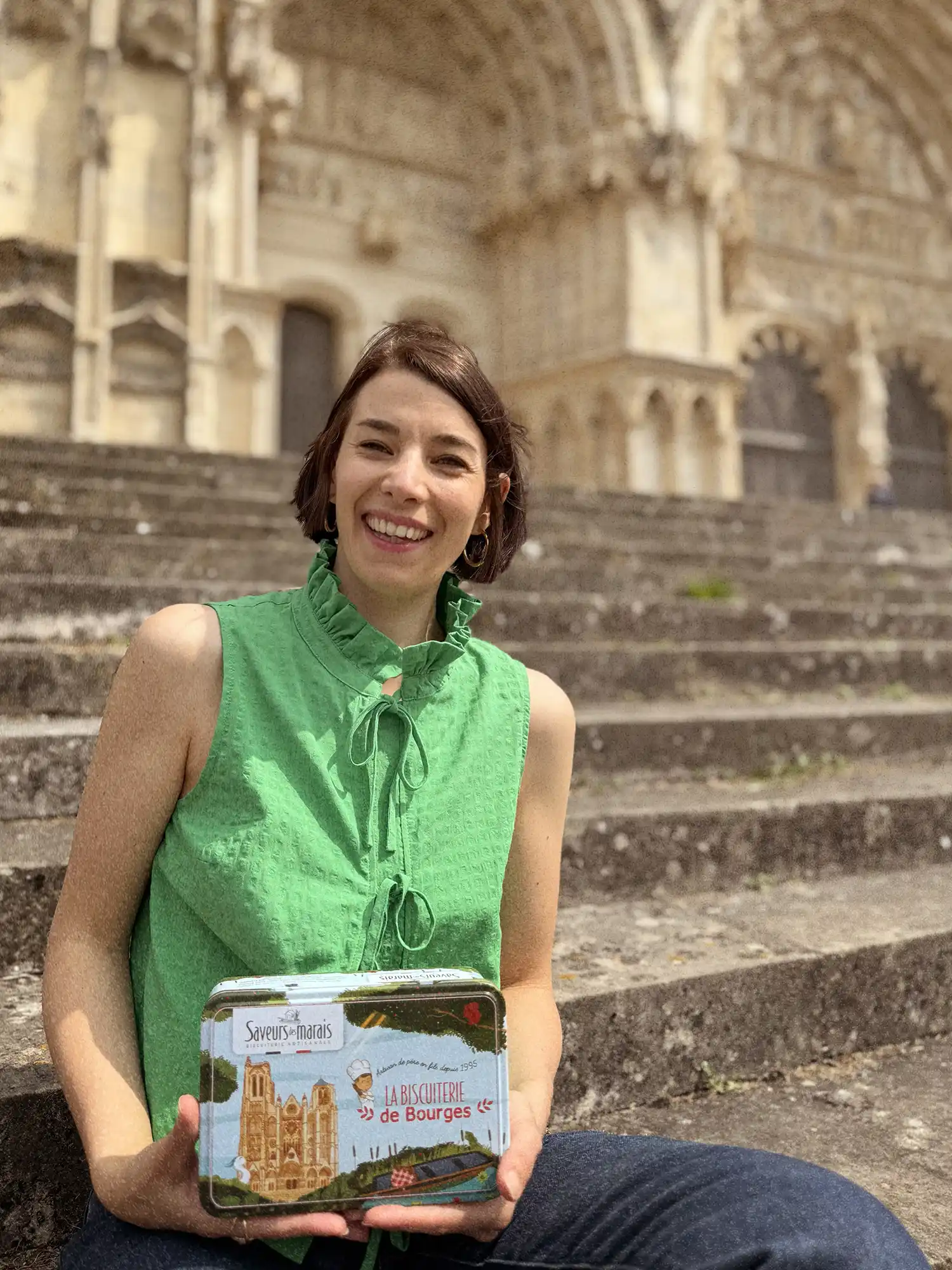 margaux martinez devant la cathedrale saint etienne de bourges