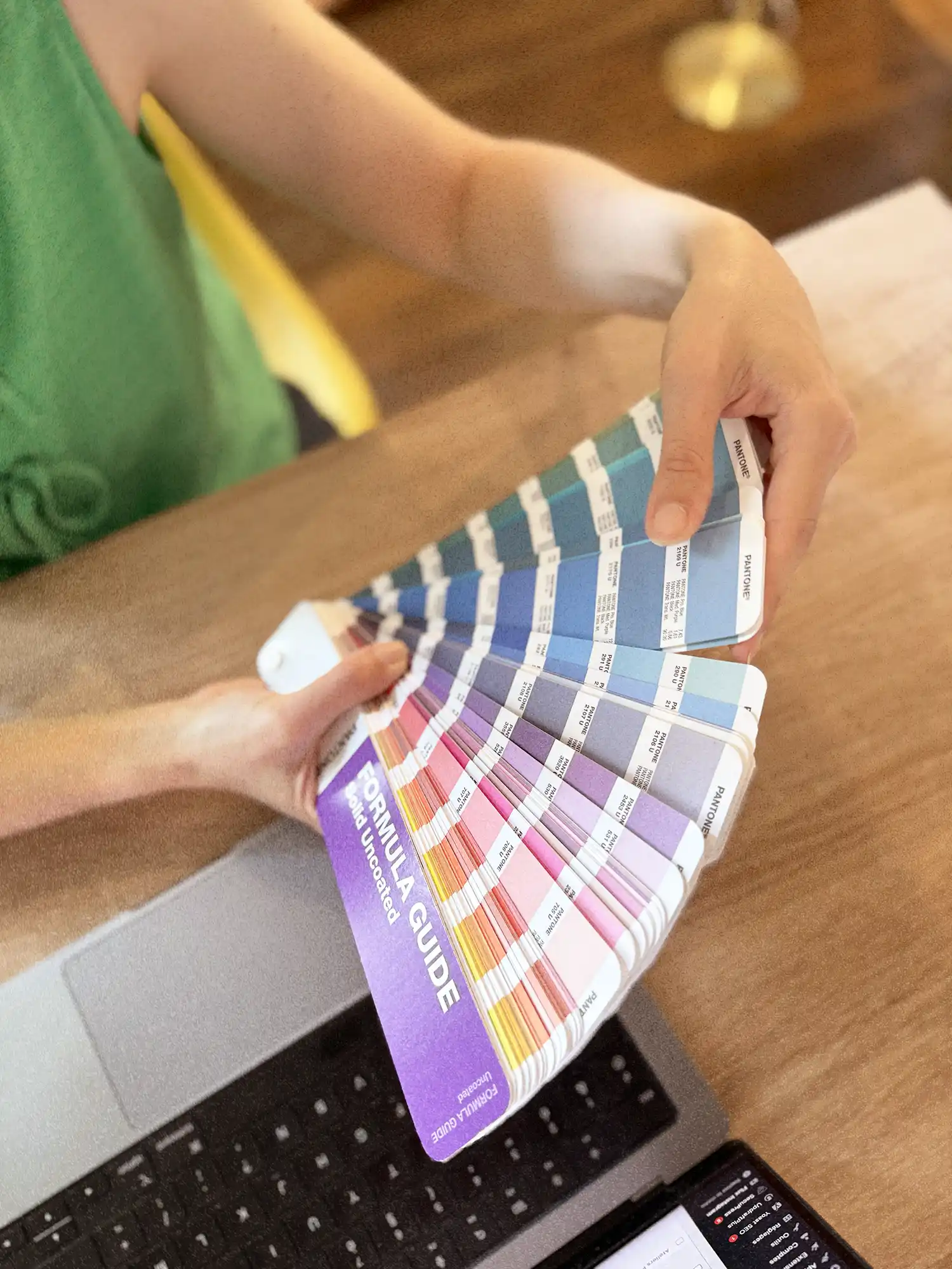 margaux martinez avec un nuancier pantone