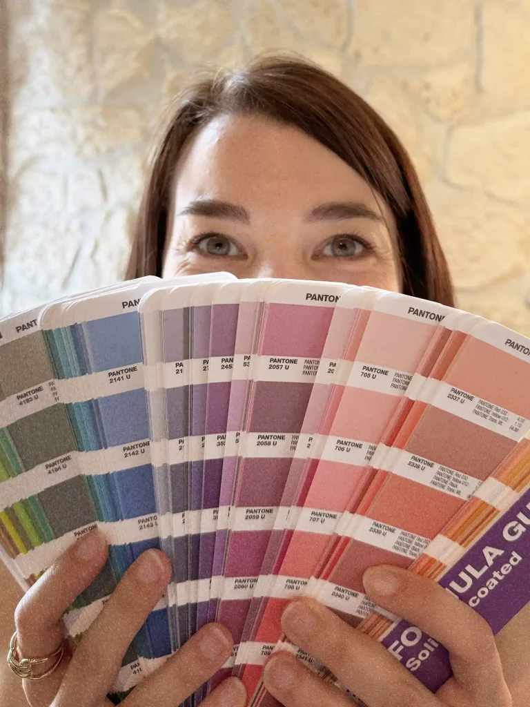 margaux martinez avec un nuancier pantone
