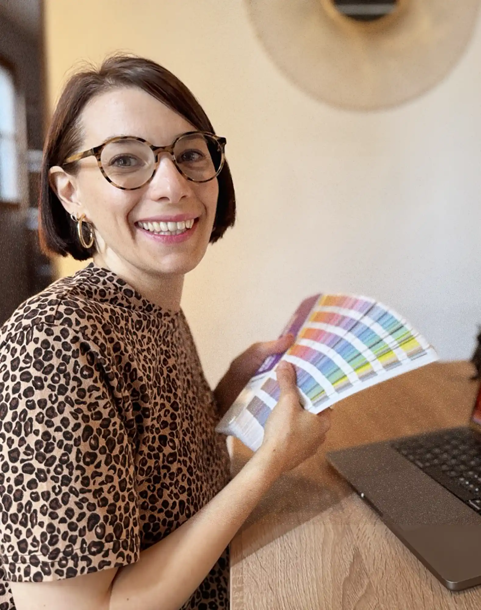 photo de margaux martinez avec un pantonier dans les mains
