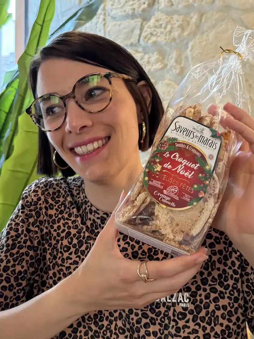 margaux martinez à bureau avec un paquet de biscuits saveurs des marais