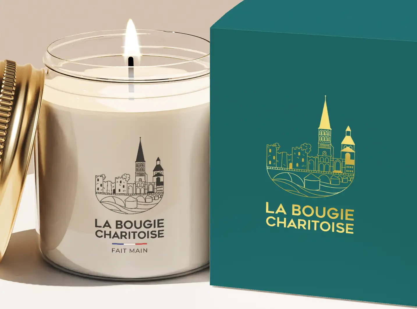 photo d'une bougie de la marque la bougie charitoise avec packaging en carton