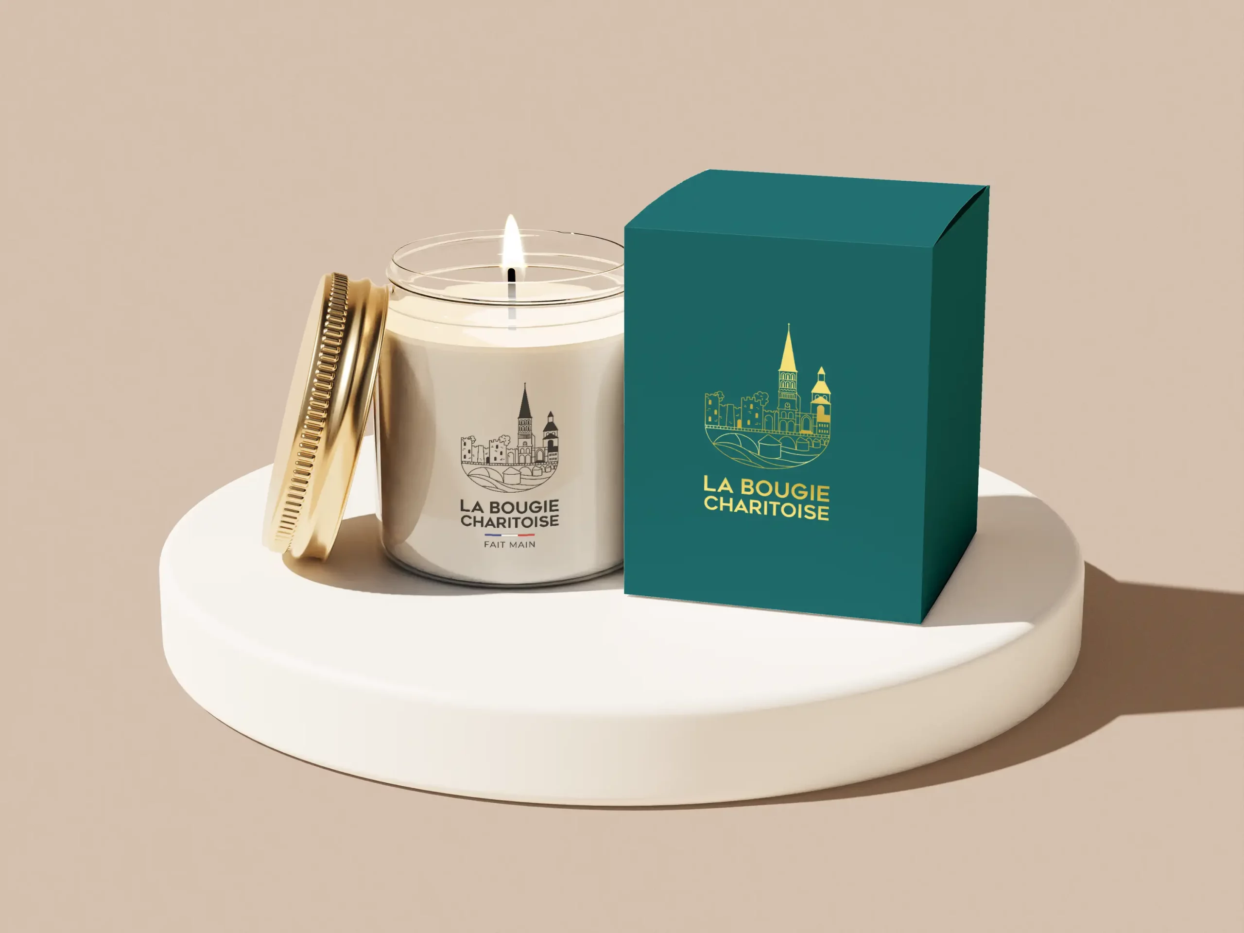 photo d'une bougie de la marque la bougie charitoise avec packaging en carton