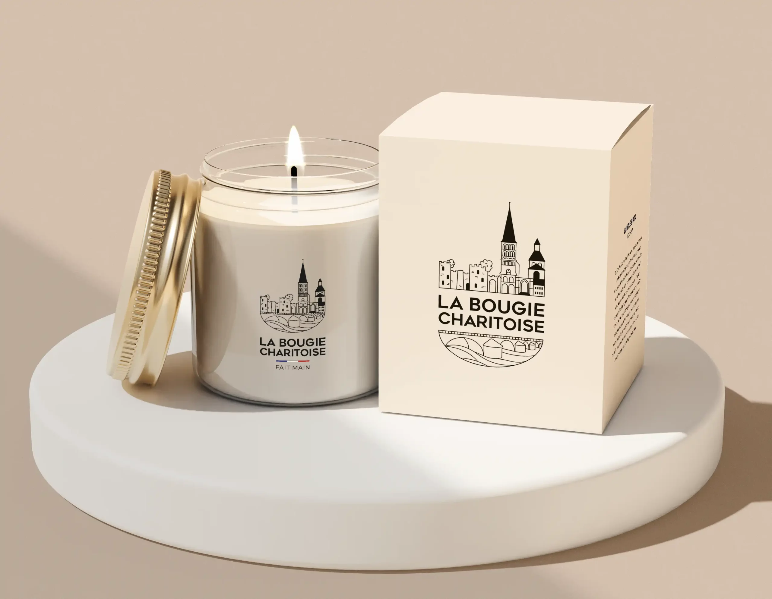 photo d'une bougie de la marque la bougie charitoise avec packaging en carton