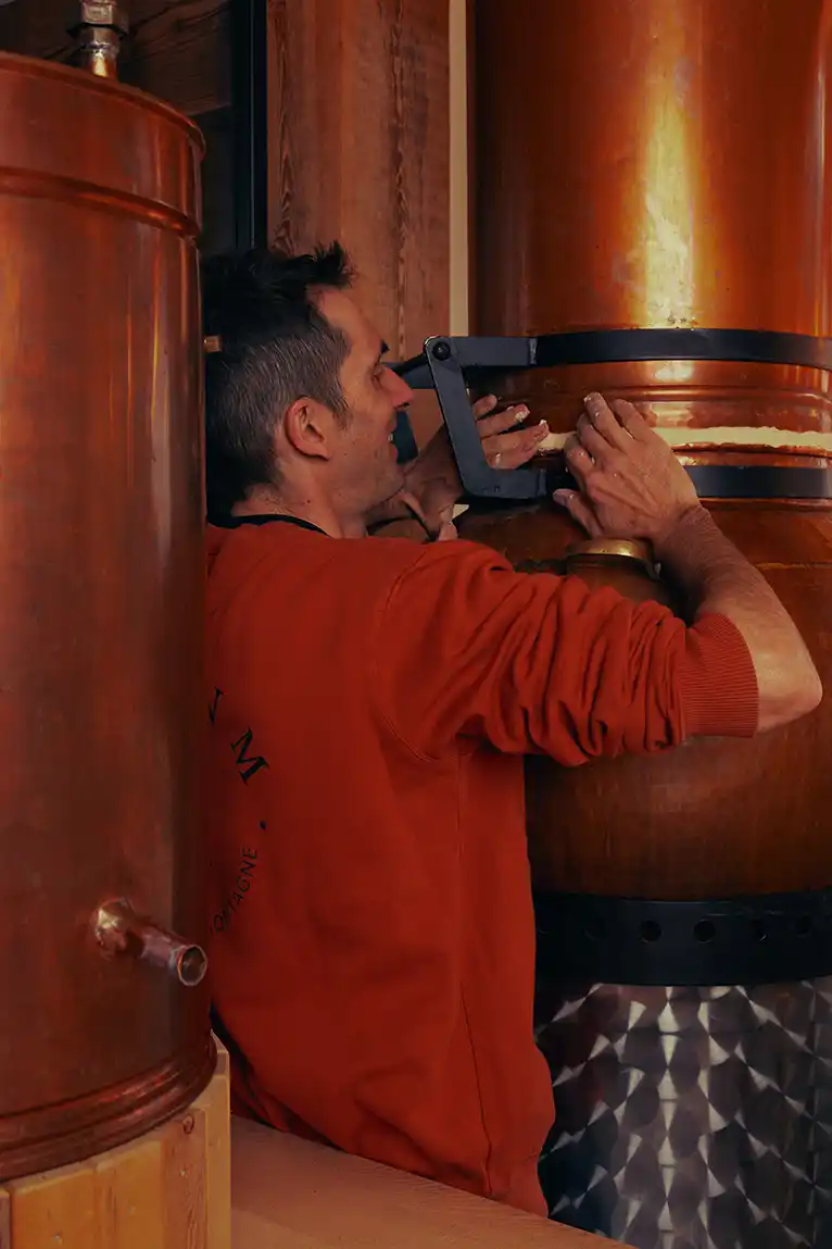 photo de philippe bodon en train de travailler à la distillerie