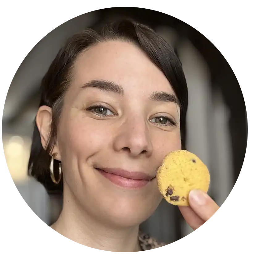 photo de Margaux Martinez avec un biscuit devant la tête