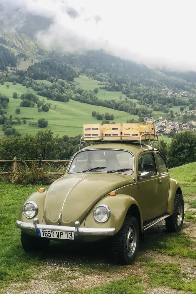 photo de la voiture maison m devant les montagnes de savoie