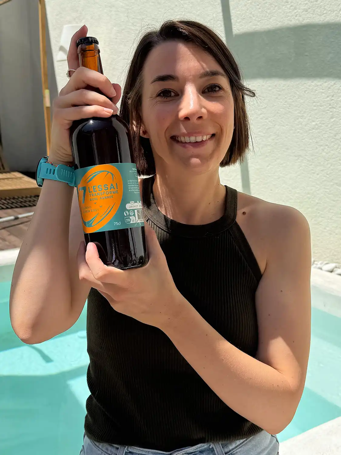 margaux martinez avec une bouteille de bière à la main de la brasserie des Pertuis de la Rochelle